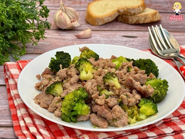 BRÓCOLI y SALCHICHA