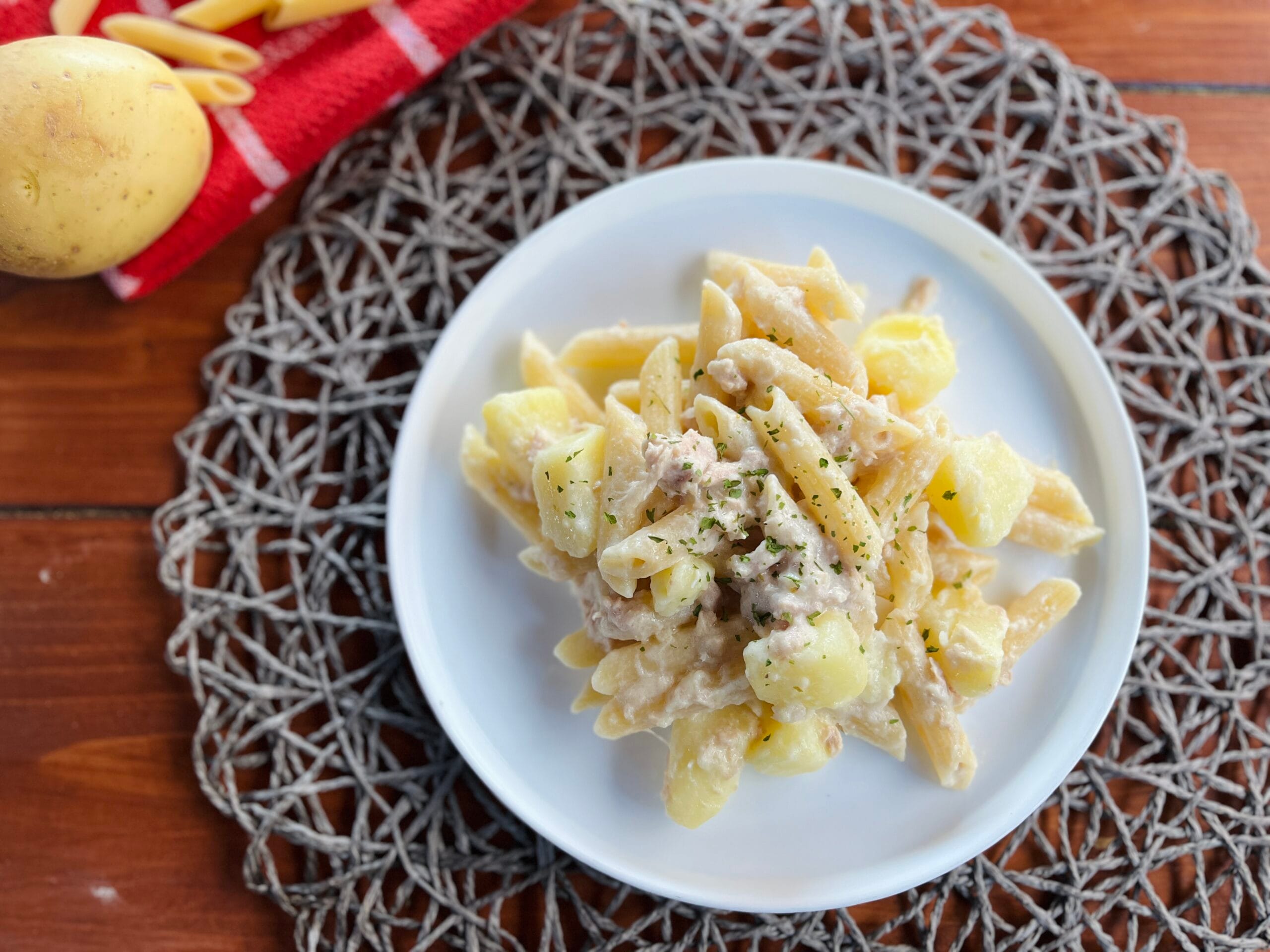 Pasta con patatas y atún cremosa