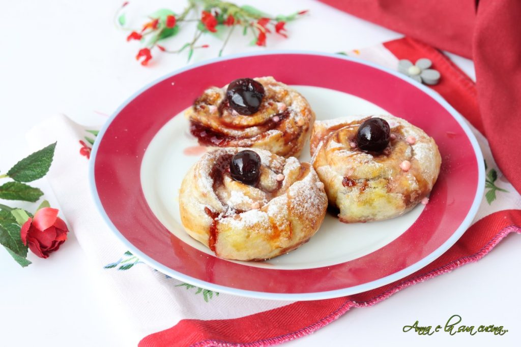 Rollitos de hojaldre con mermelada de frambuesa y guindas