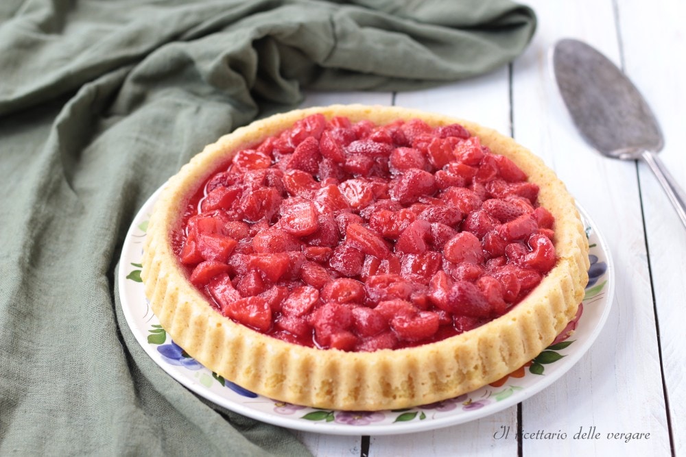 Dulce con salsa de fresas