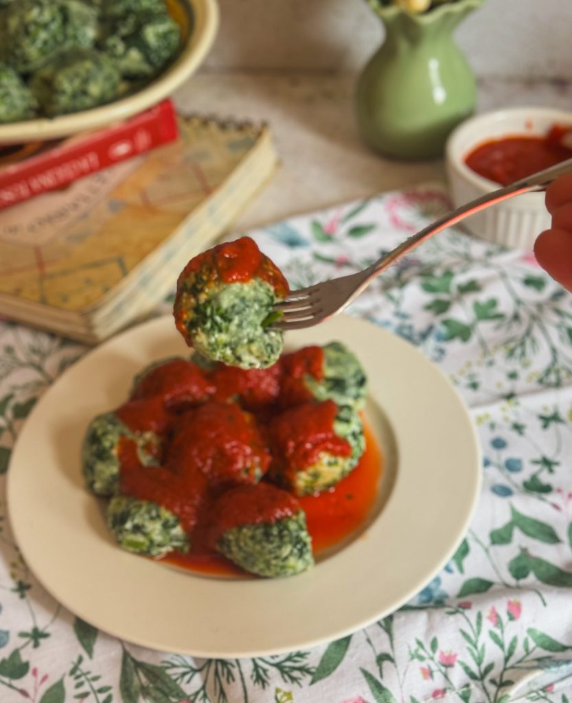 Gnudi toscanos con tomate servidos