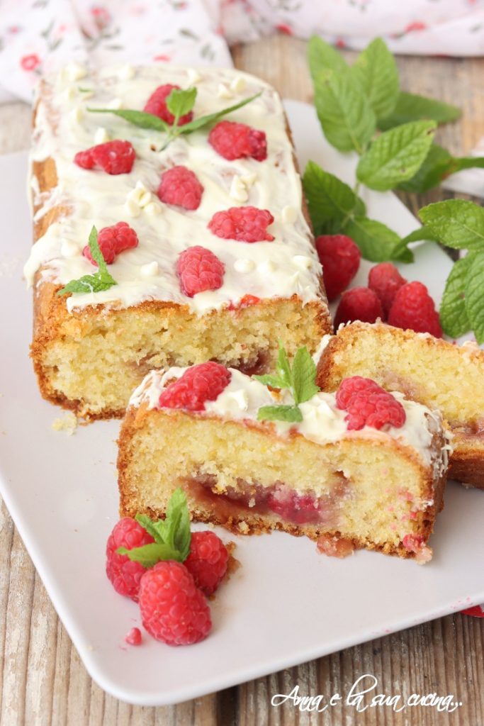 Plumcake de frambuesas cubierto de chocolate blanco