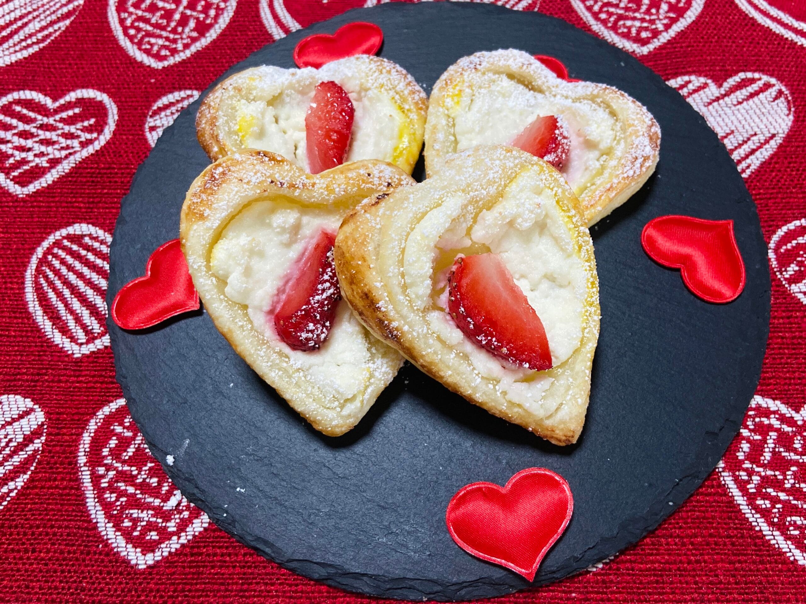 Corazones de hojaldre con ricotta y fresas