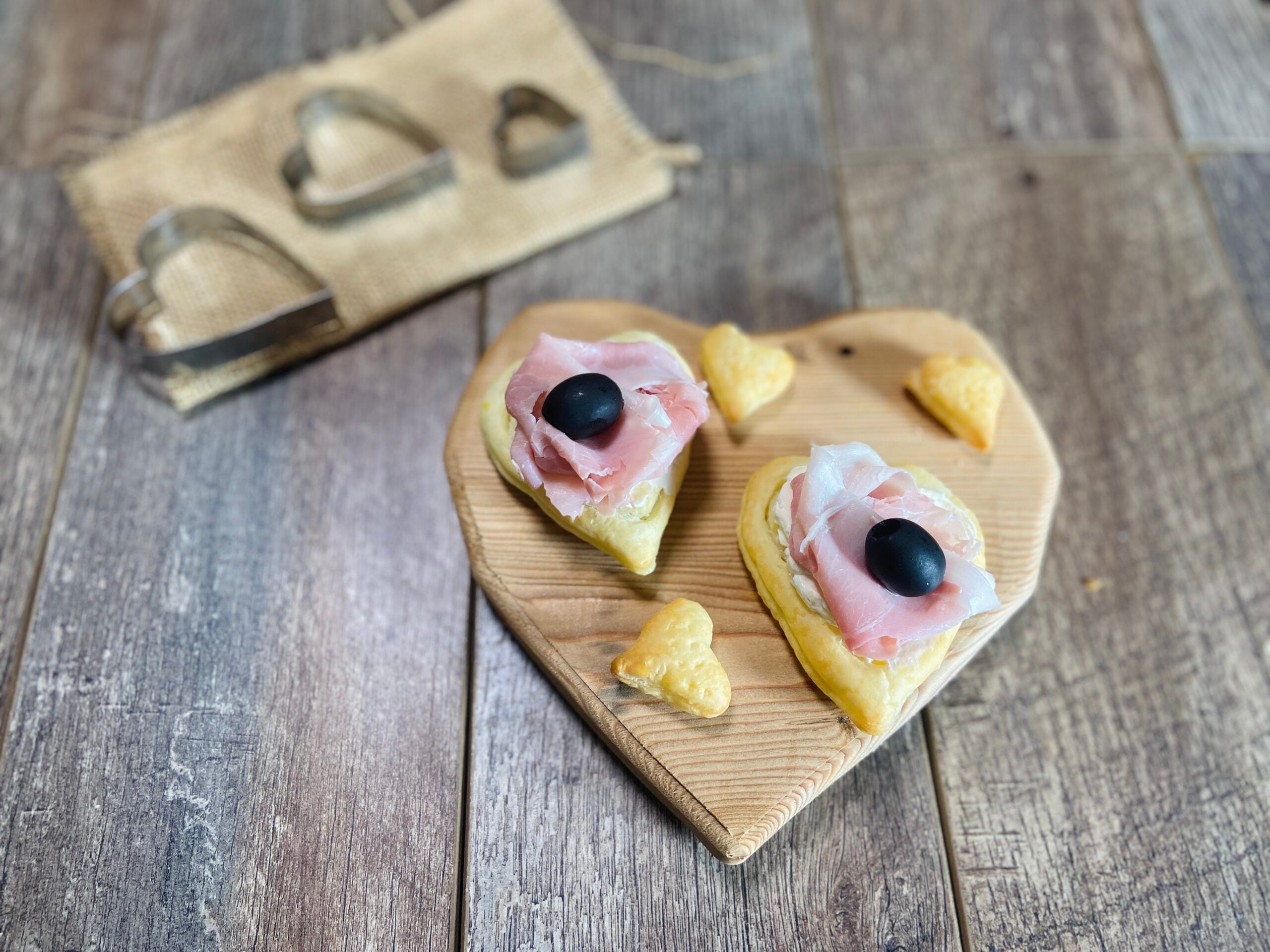 Corazones de hojaldre con jamón cocido