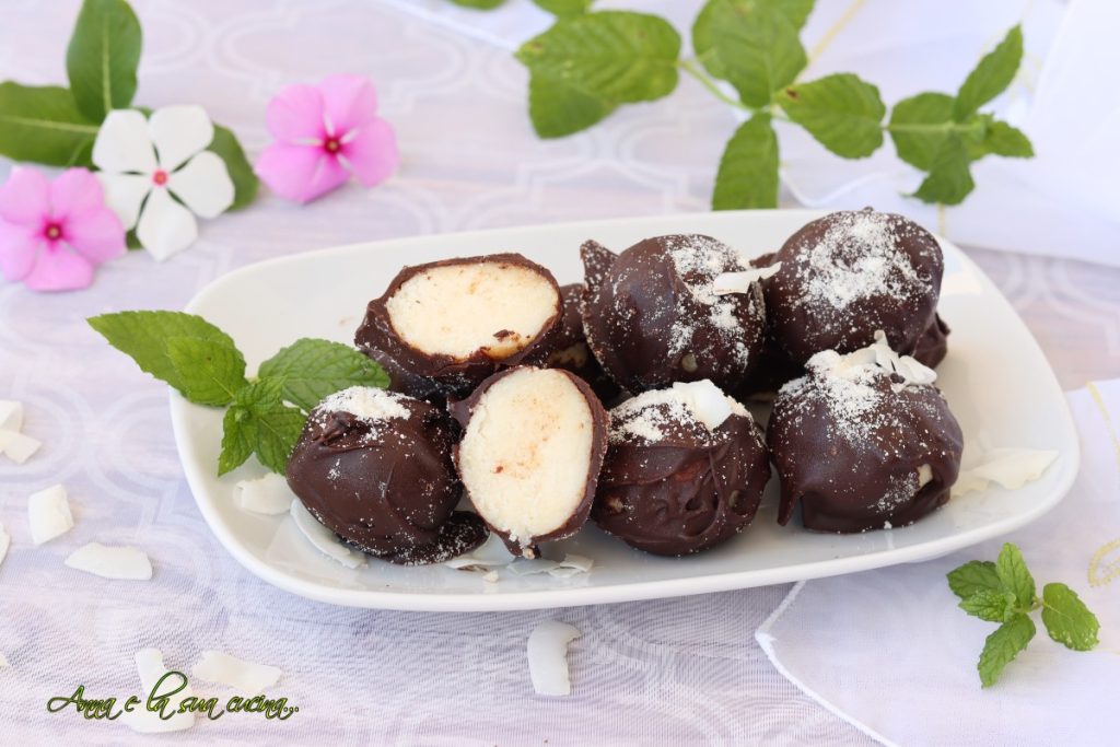 Bombones de coco y mascarpone cubiertos de chocolate