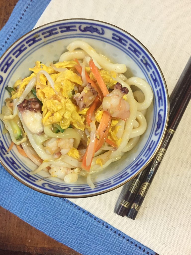 Udon salteados con gambas