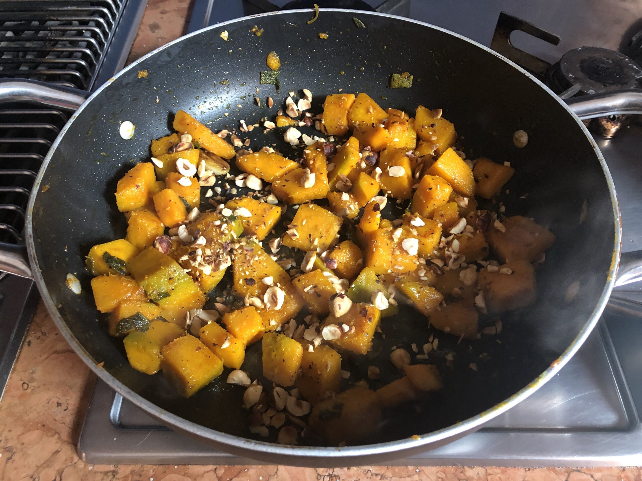 Sedanini cremosos con patatas y guisantes
