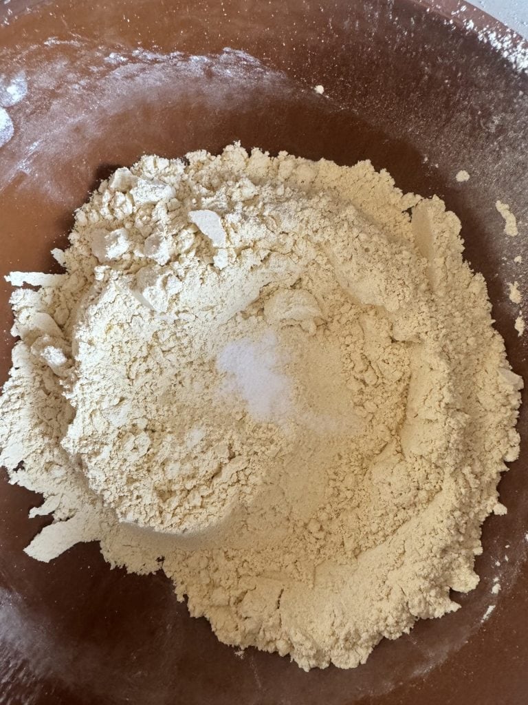añadir la sal a la harina de garbanzos