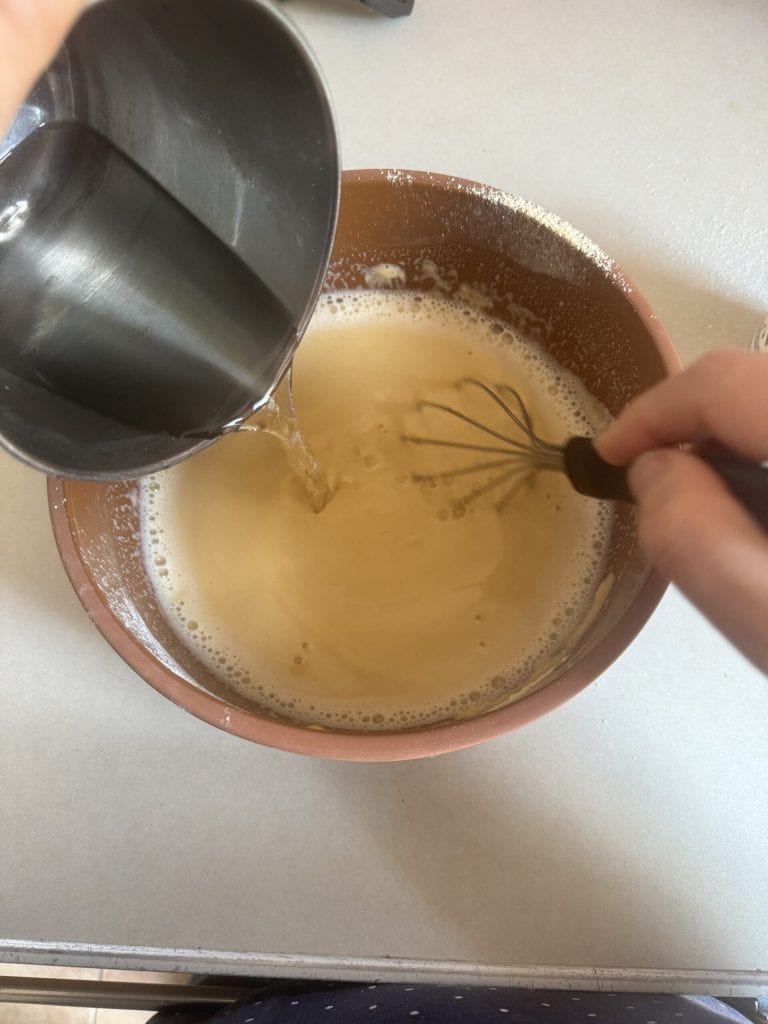 añadir agua al mezclar