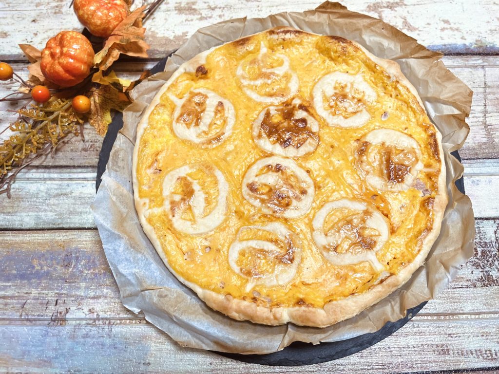 Tarta salada con crema de calabaza y panceta