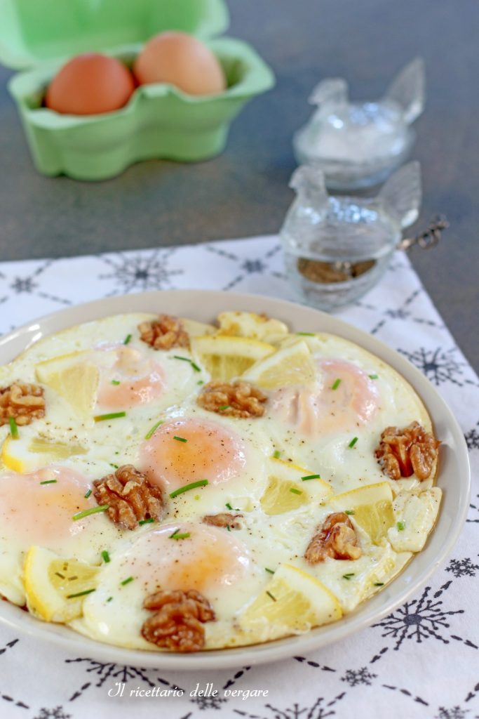 Huevos a la sartén con limón y nueces