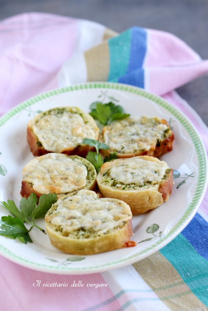 Crostini con mantequilla al ajo