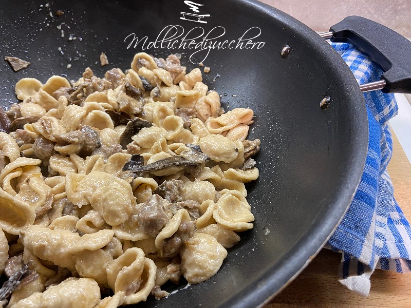orecchiette con salchicha y champiñones