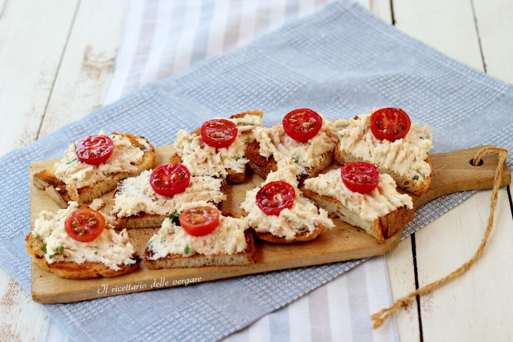 Crostini con mousse de ricotta y mortadela