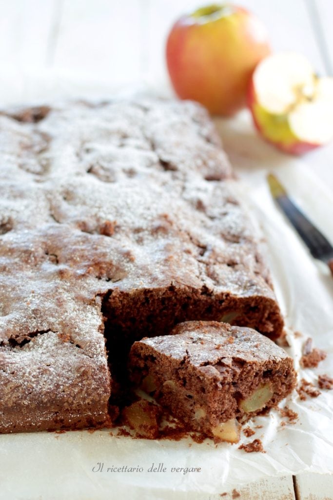 Dulce con manzanas y cacao