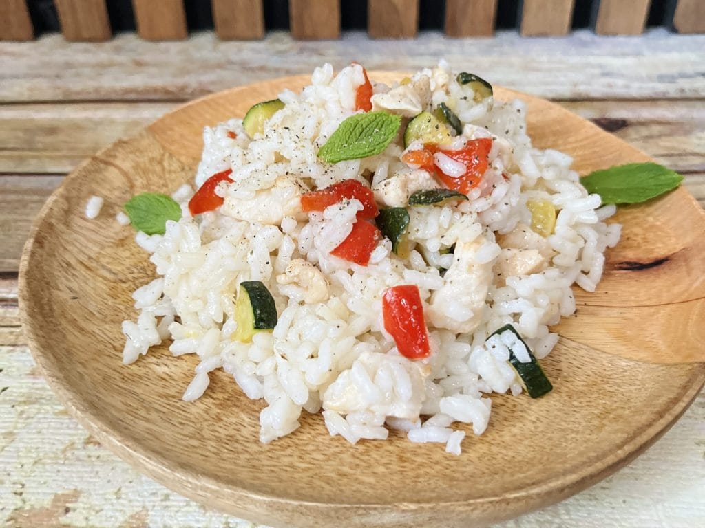 Ensalada de arroz con pollo y verduras