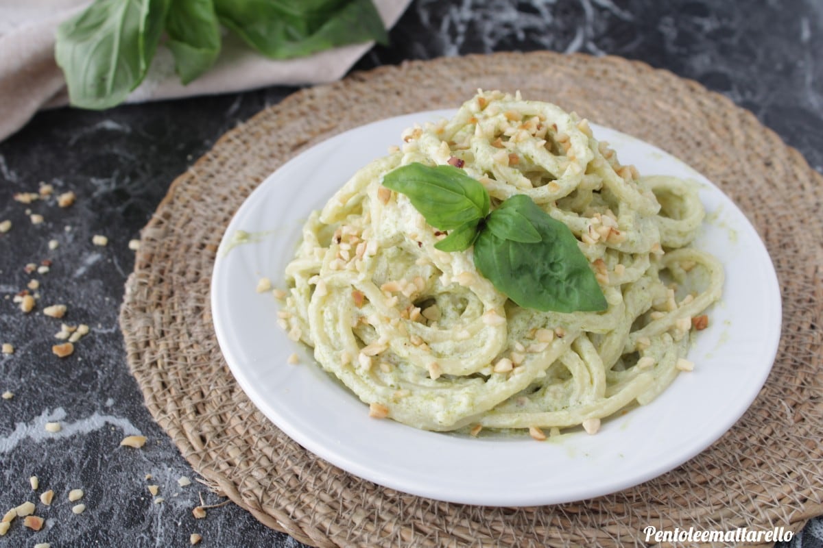 Espaguetis con pesto ricotta y avellanas