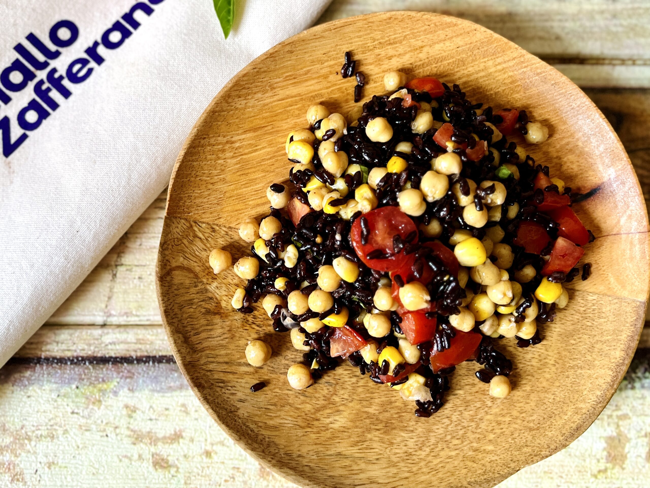 Ensalada de arroz venere con garbanzos, maíz y tomates cherry