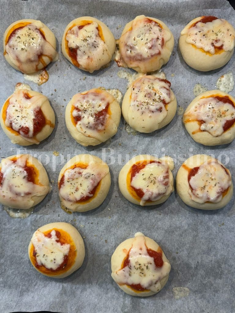 Pizzetas y bollitos suaves para buffet