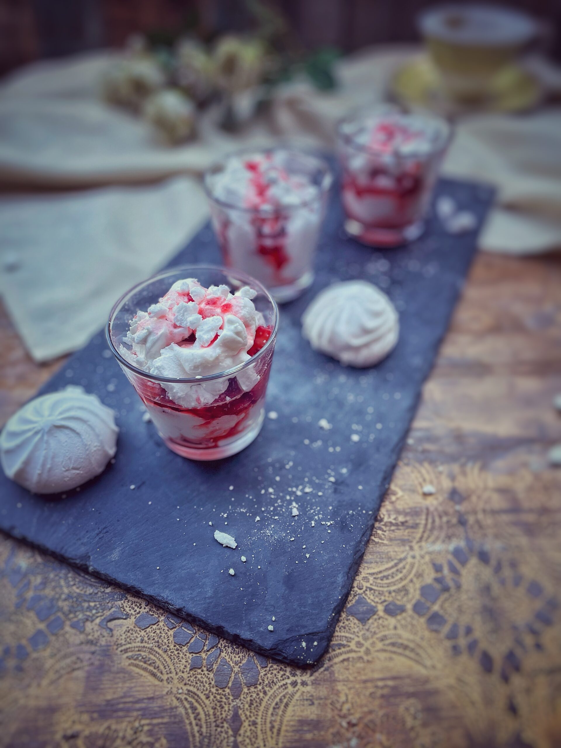 Eton Mess, postre inglés con fresas, double cream y merengue