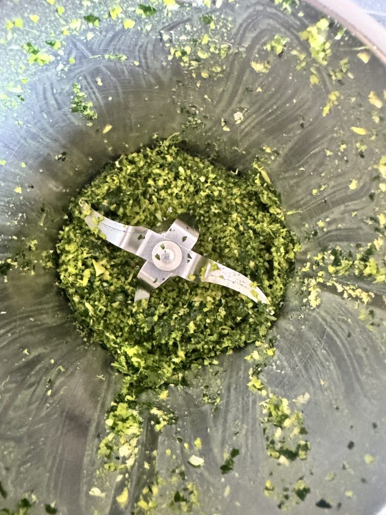 albahaca y perejil triturados