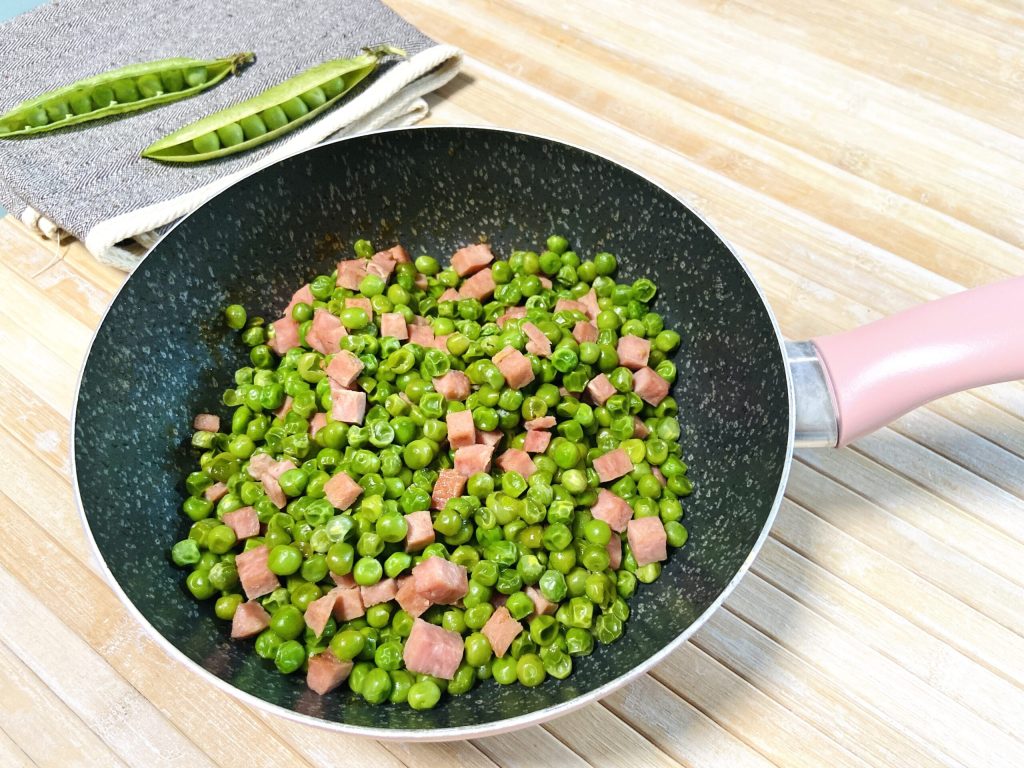 Guisantes con jamón en sartén