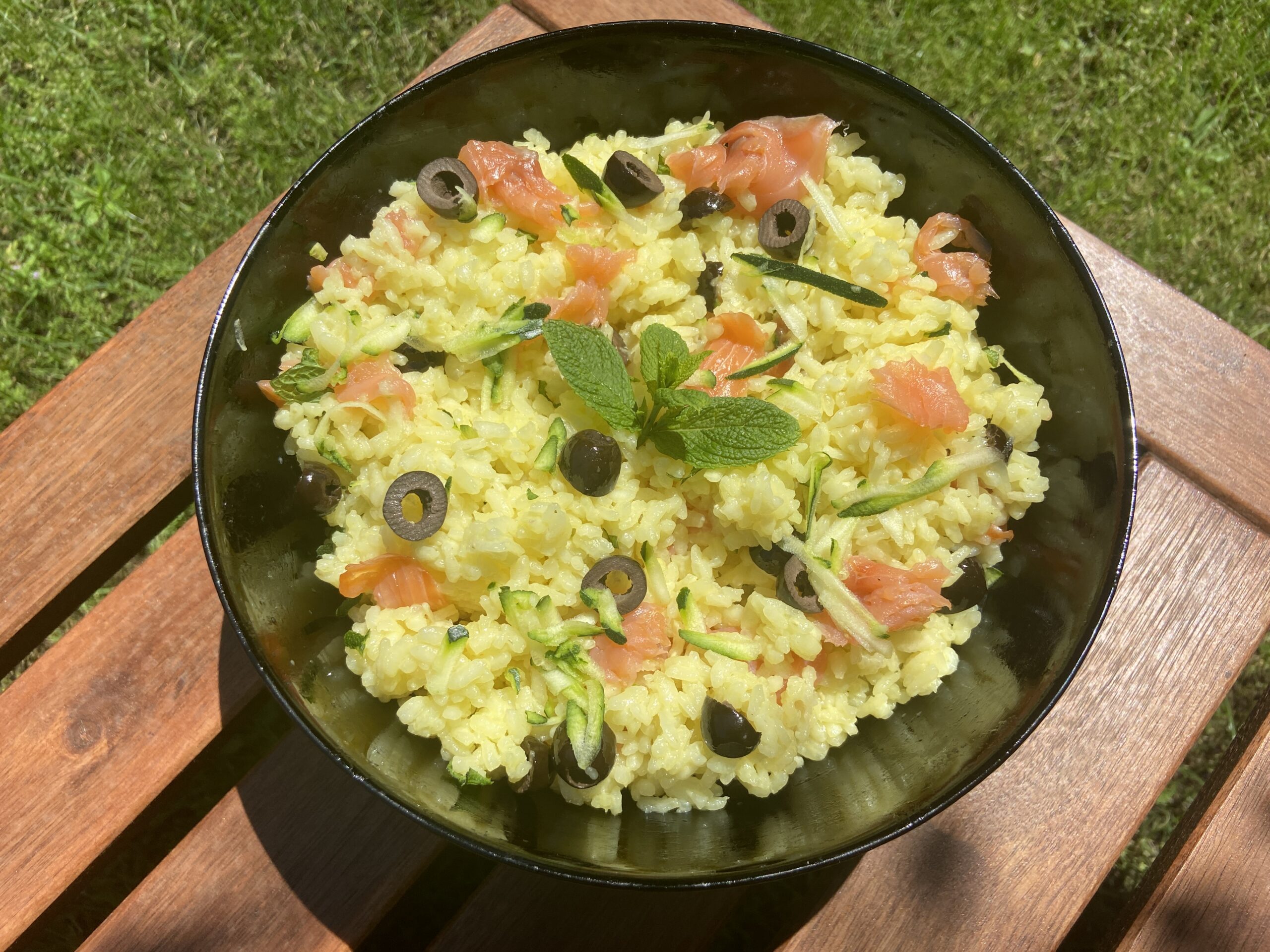 Ensalada de arroz con salmón y azafrán