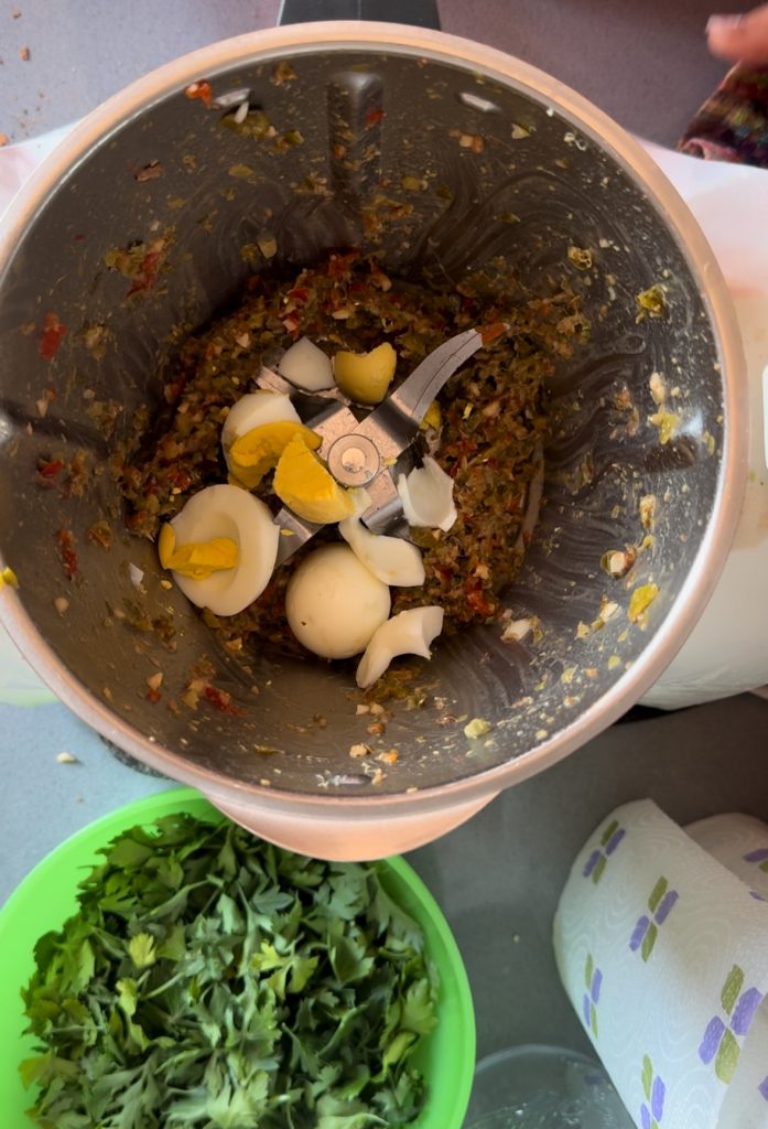 añadir los huevos troceados