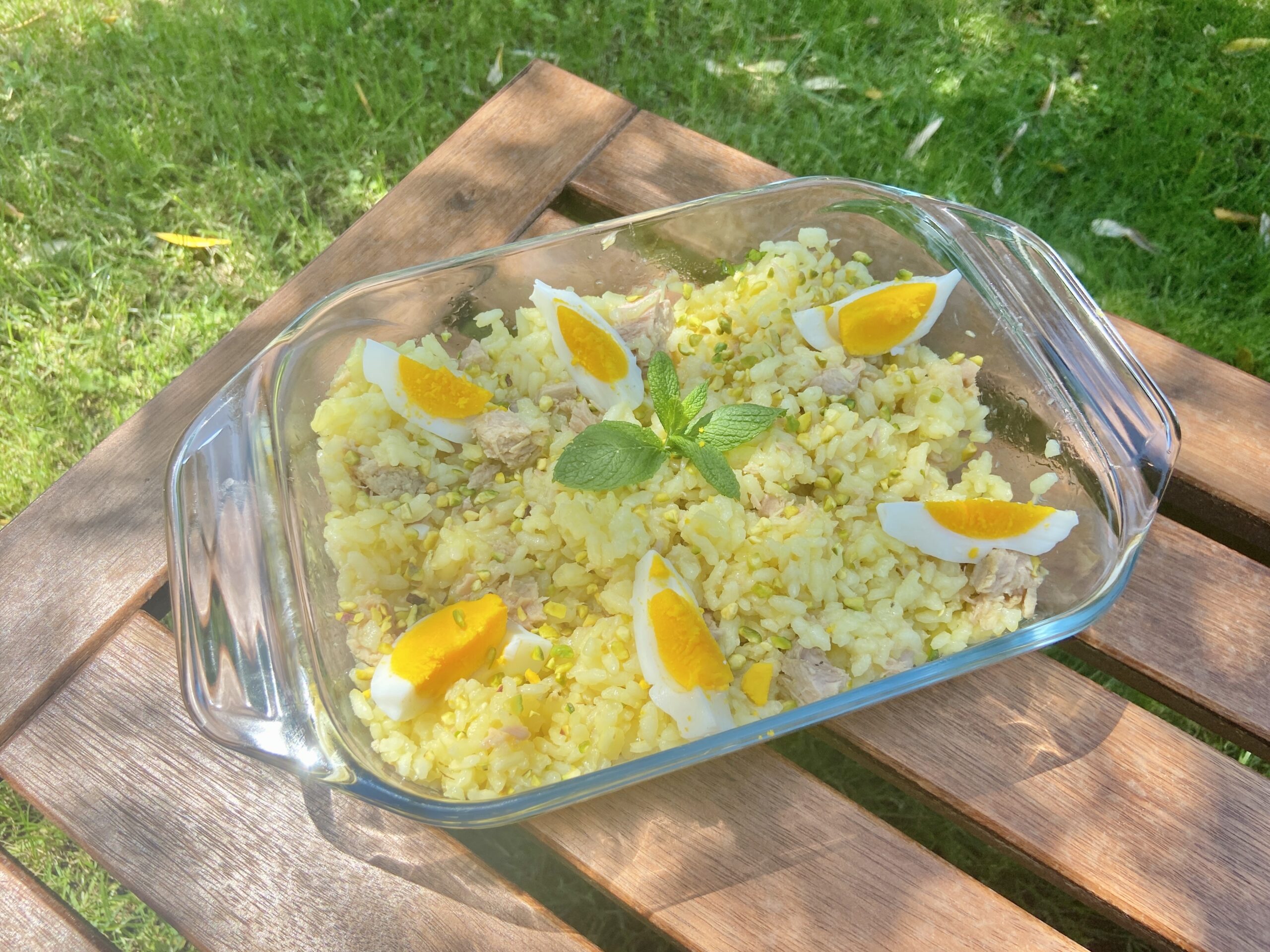 Ensalada de arroz con atún, huevos y azafrán