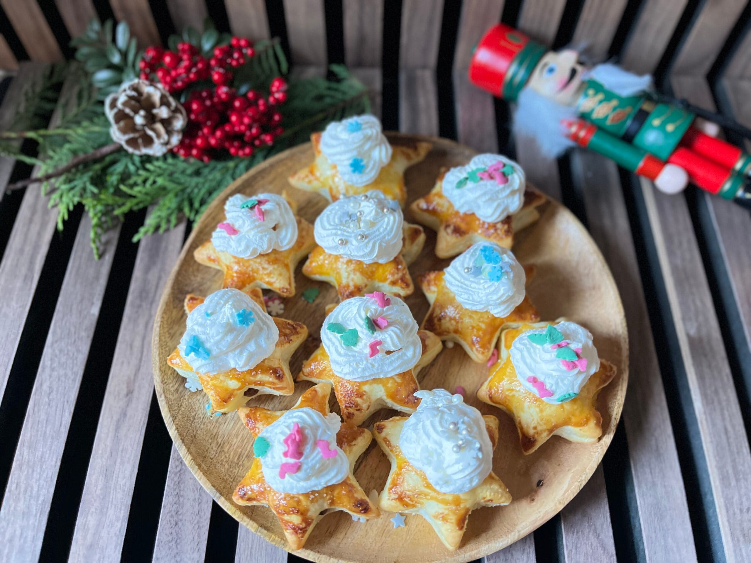 Estrellas de hojaldre con chocolate y nata