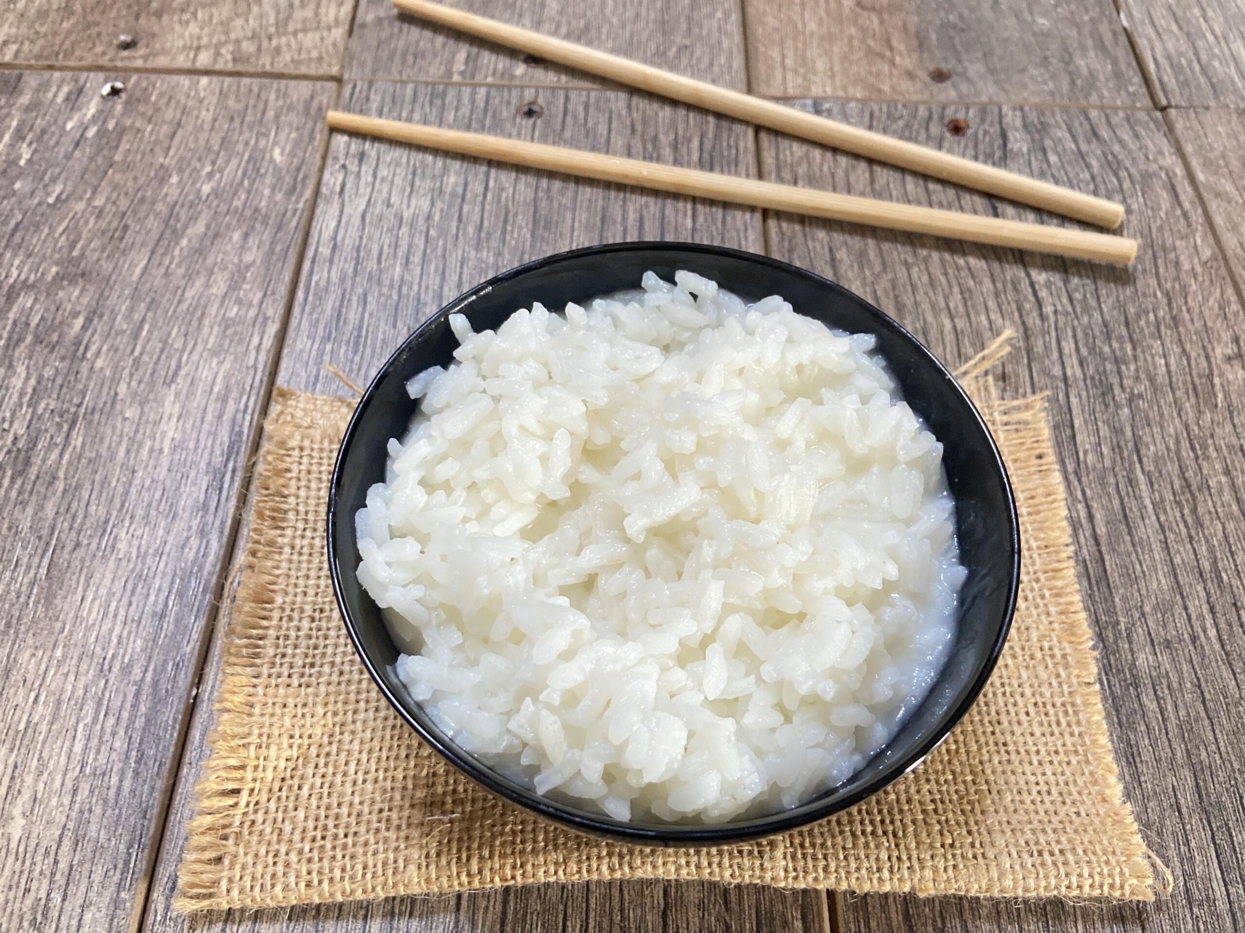 Arroz blanco con la arrocera