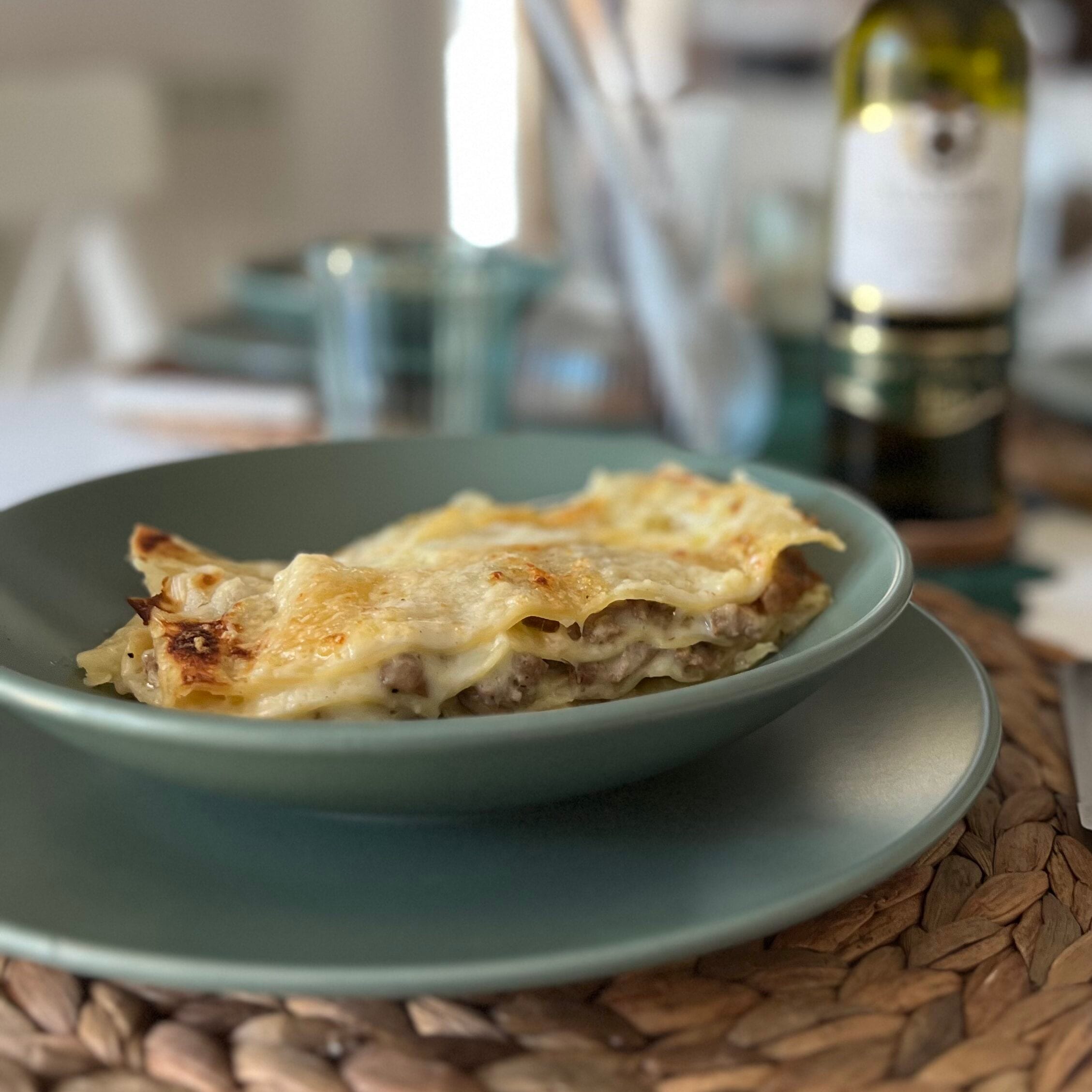 Lasaña blanca con salchicha y setas