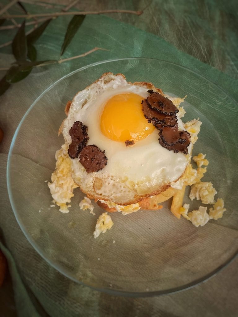 Huevos rotos con trufa
