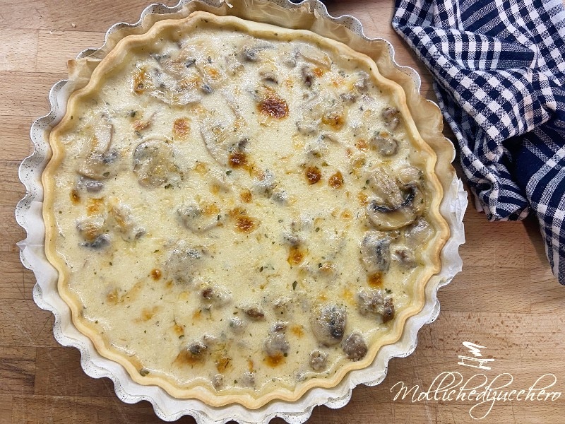 Tarta salada con champiñones y salchicha
