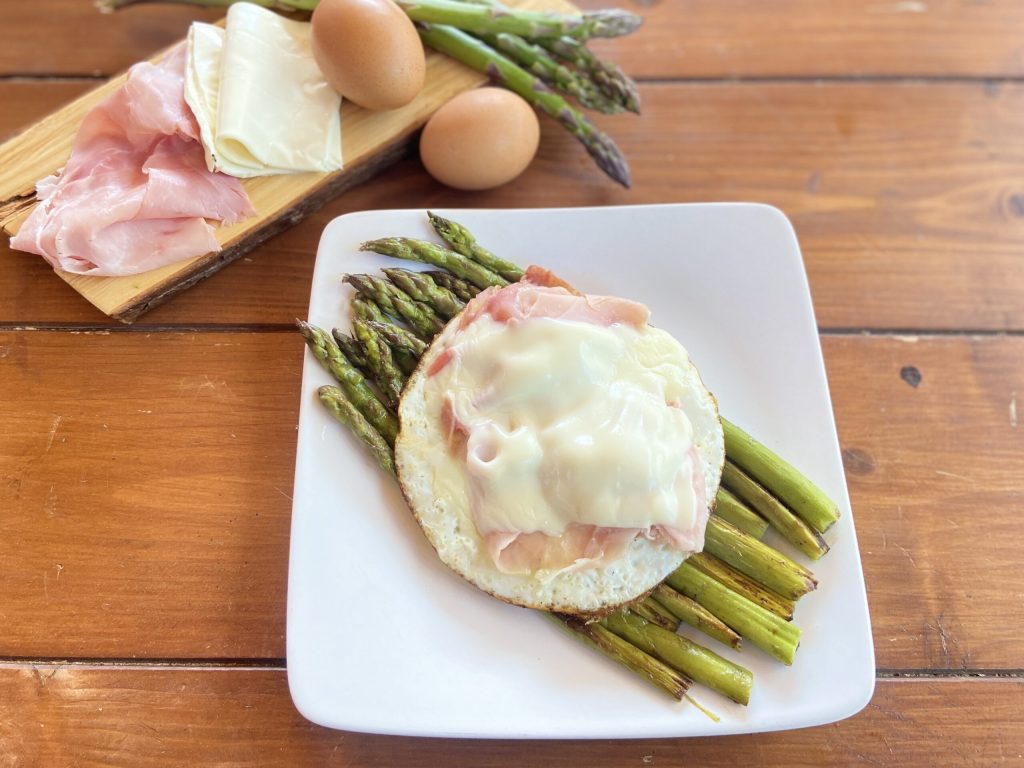 Espárragos con huevos fundentes