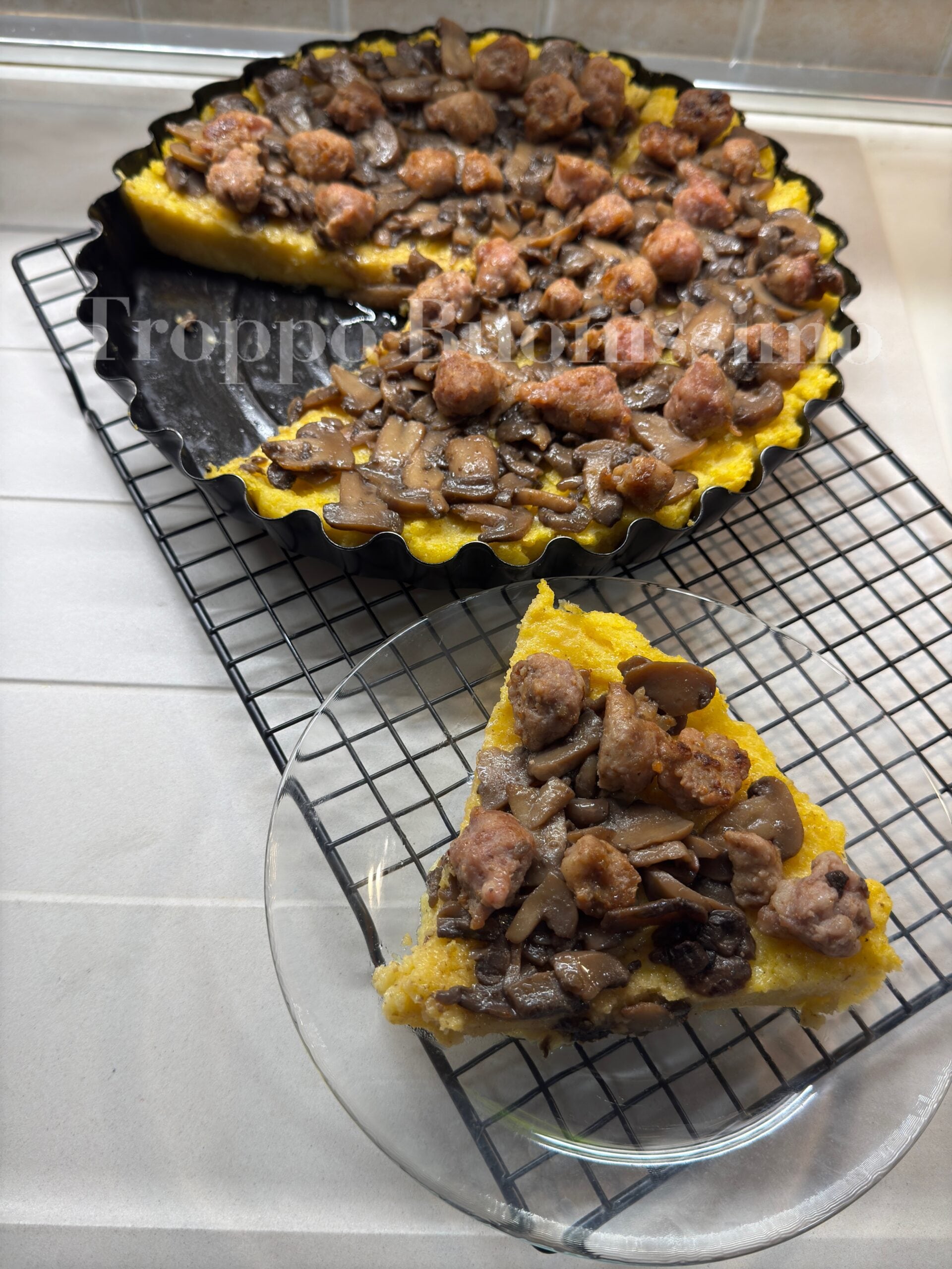 Tarta de Polenta con Setas y Salchicha