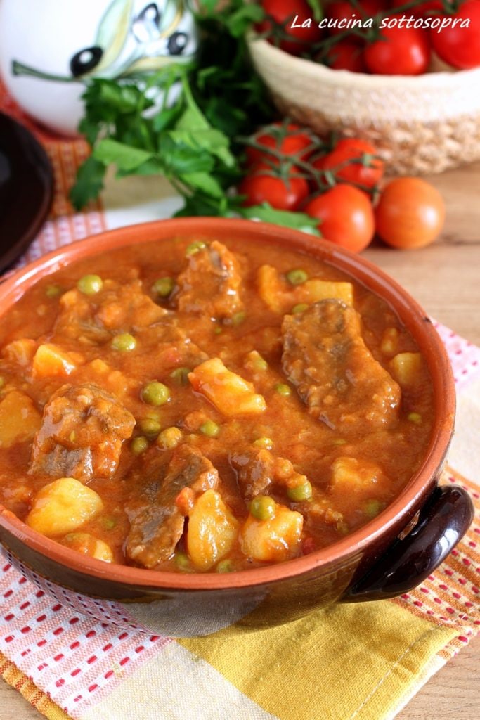 estofado con patatas y guisantes