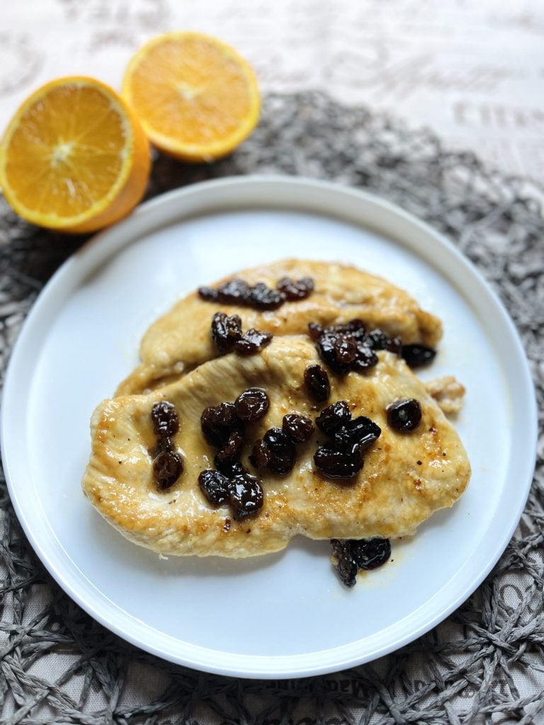 Escalopines de pollo con pasas y naranja