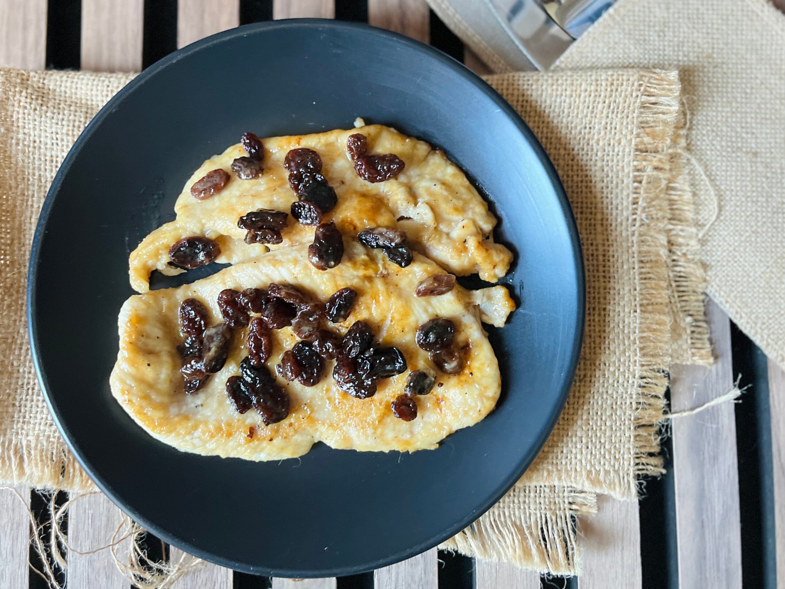 Escalopines de pollo con pasas y marsala