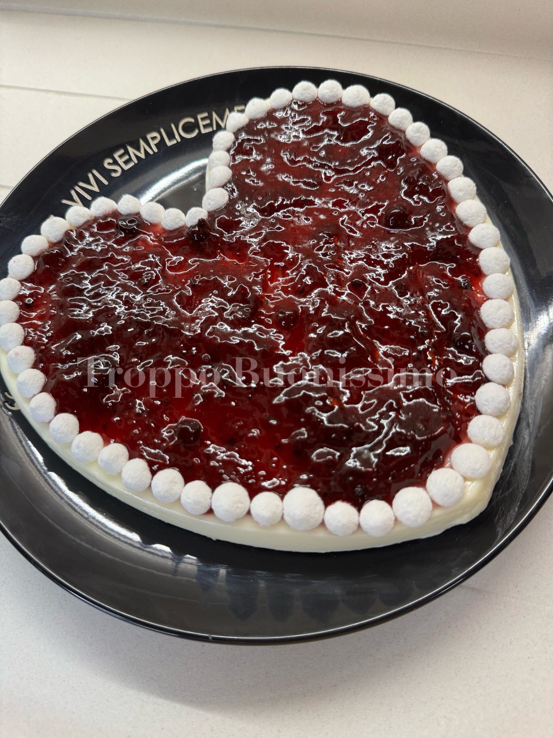Corazón de panna cotta con frutos del bosque