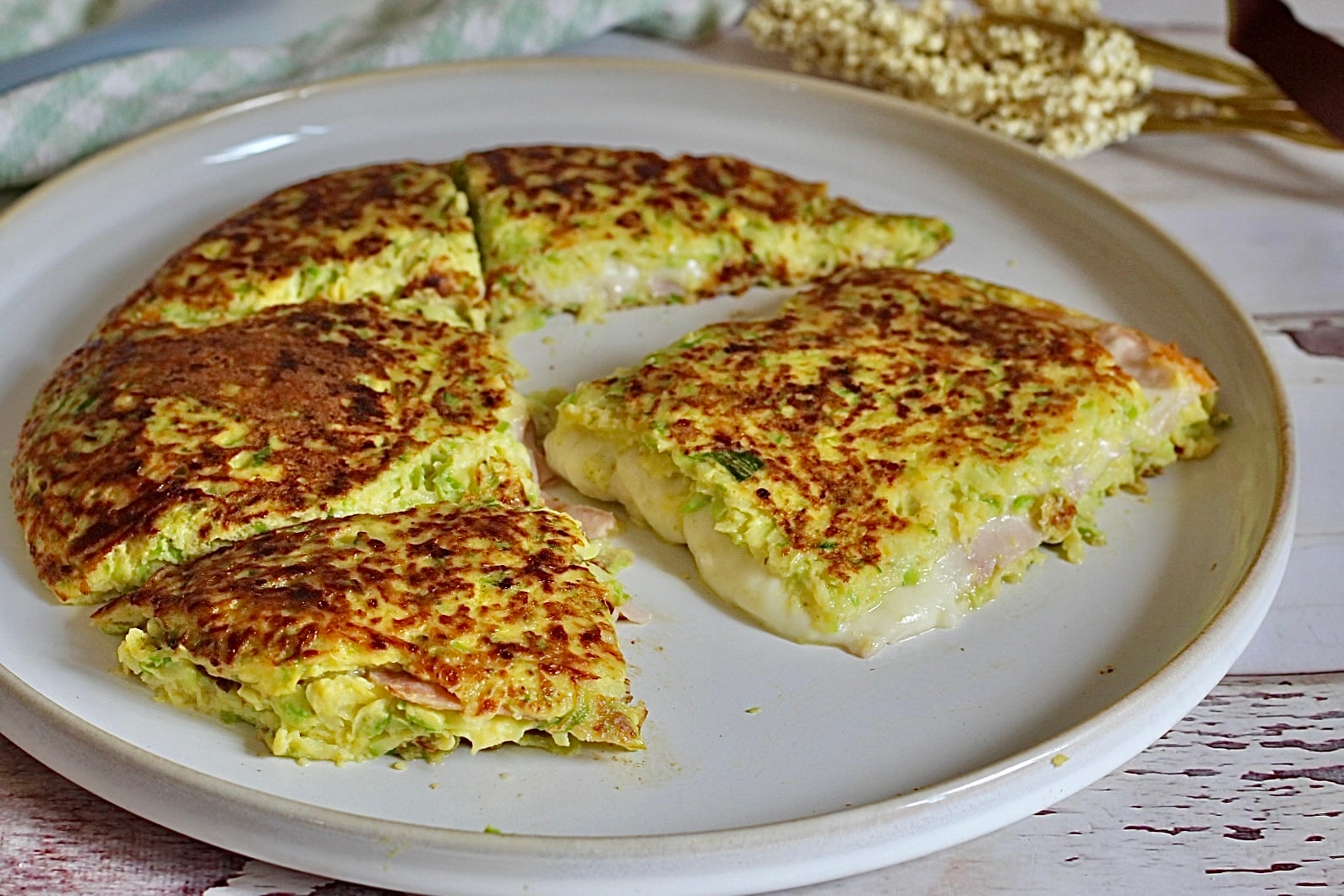 Tortilla de calabacín con corazón cremoso, cocida en sartén y lista en pocos minutos