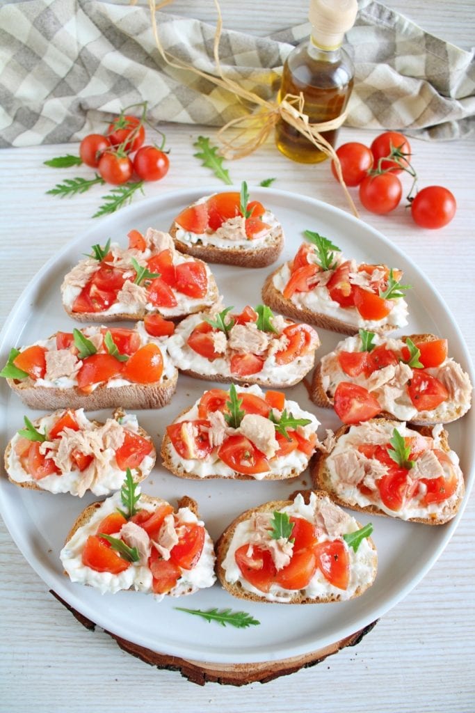 Crostini stracchino tomate cherry y atún