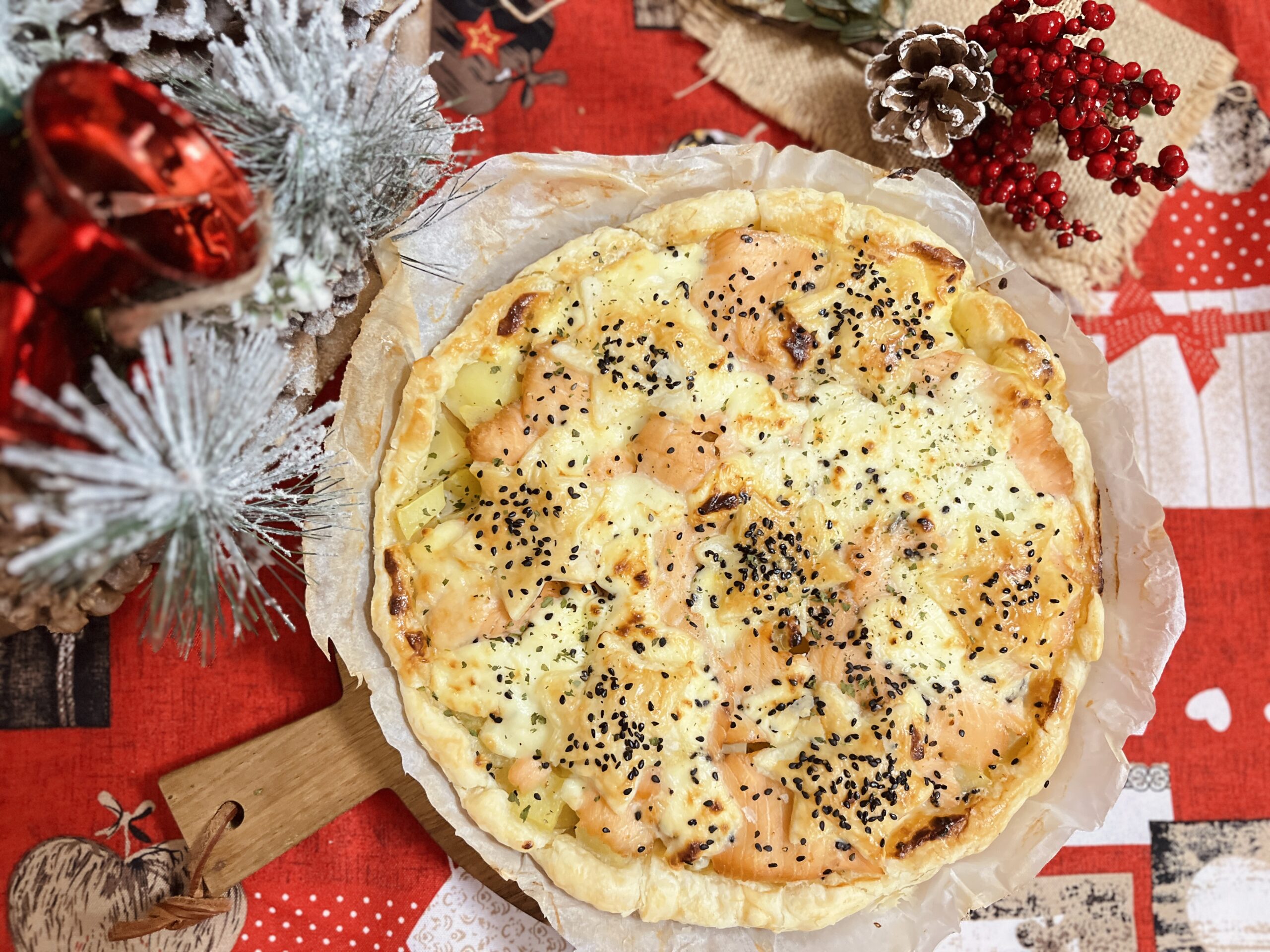 Tarta salada de fiestas con salmón y stracchino