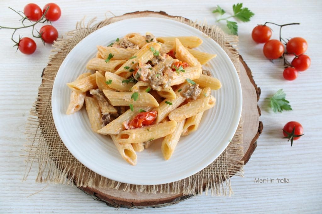 Pasta cremosa con salchicha y tomatitos