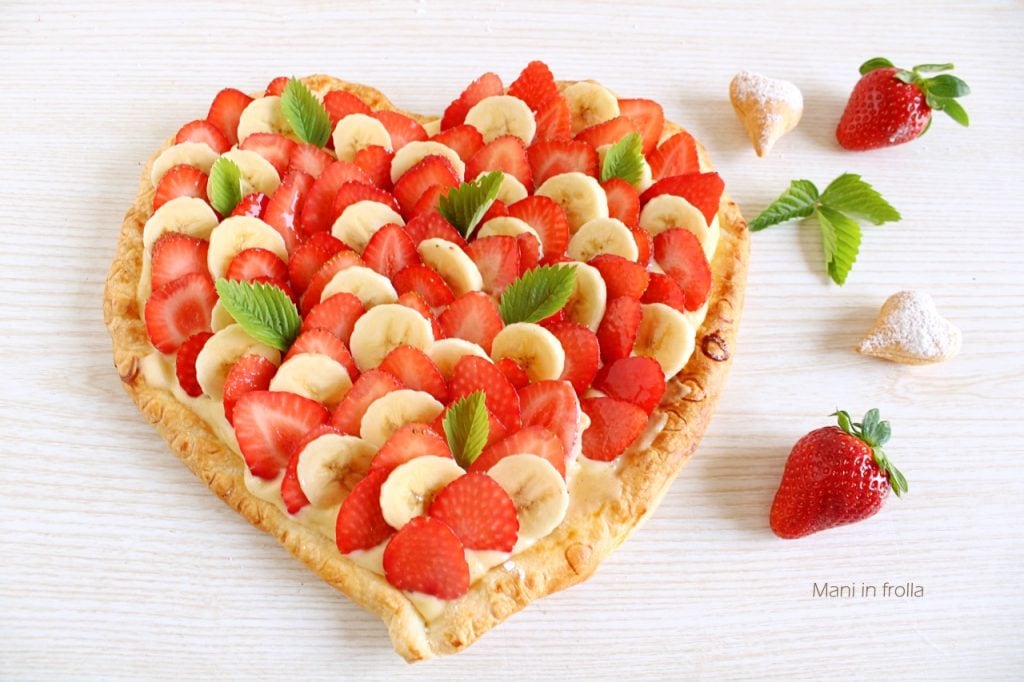 Corazón de hojaldre con fresas y plátanos