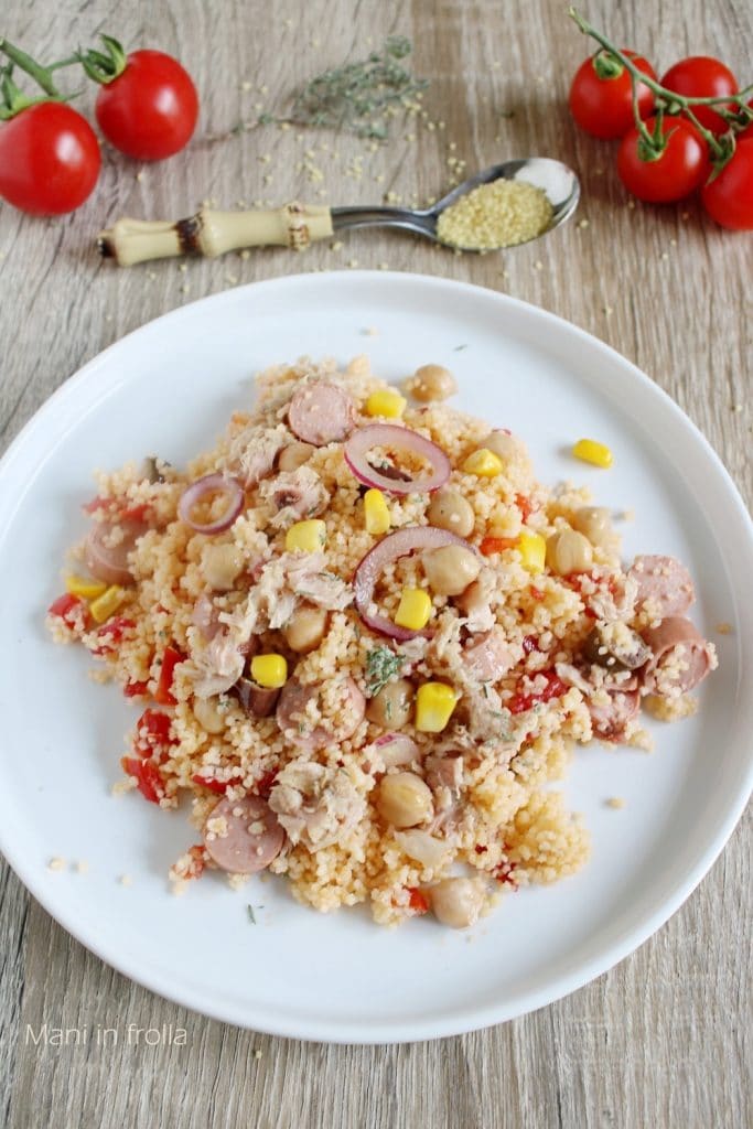 Cuscús con tomates, atún, garbanzos y maíz
