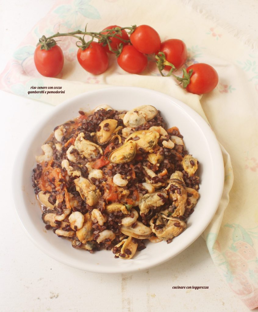 arroz venere con mejillones, gambas y tomatitos
