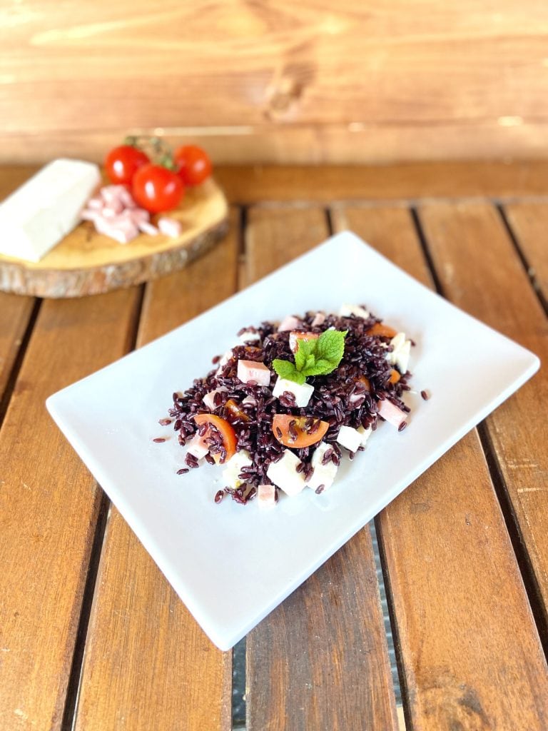 arroz venere con feta, jamón y tomates cherry