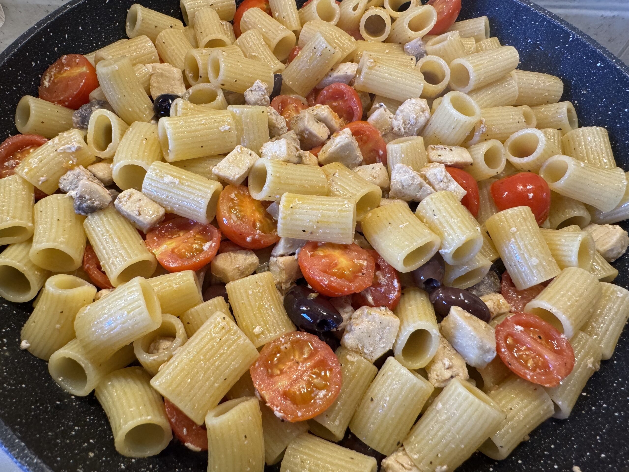 Mezzi Rigatoni con Pez Espada, Tomatitos y Aceitunas: el plato perfecto para el verano