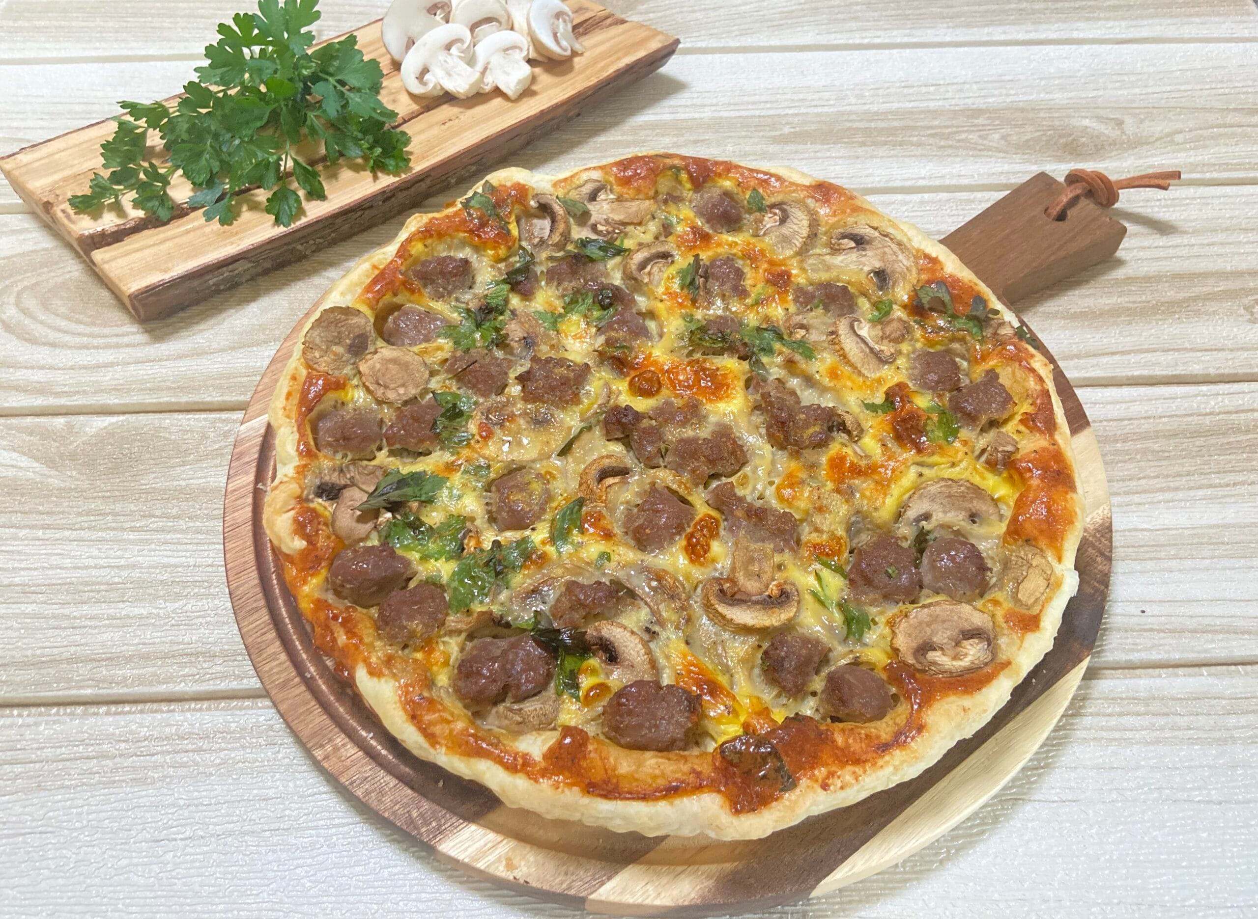 Tarta salada con champiñones y salchicha